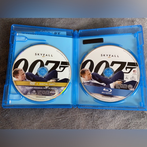 Skyfall Blu-Ray/DVD Combo Set - Picture 3 of 3